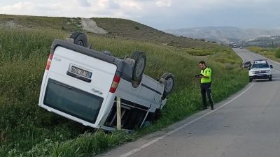 Ankara'nın Beypazarı ilçesinde kontrolden çıkarak devrilen minibüsün sürücüsü, kaldırıldığı hastanede