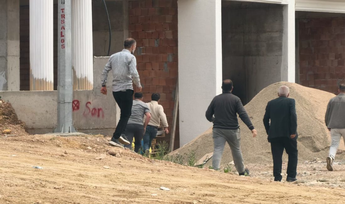 Bursa'nın İnegöl ilçesinde yapımı süren inşaatta işçiler arasında çıkan sopalı