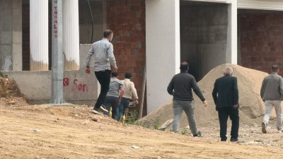 Bursa'nın İnegöl ilçesinde yapımı süren inşaatta işçiler arasında çıkan sopalı