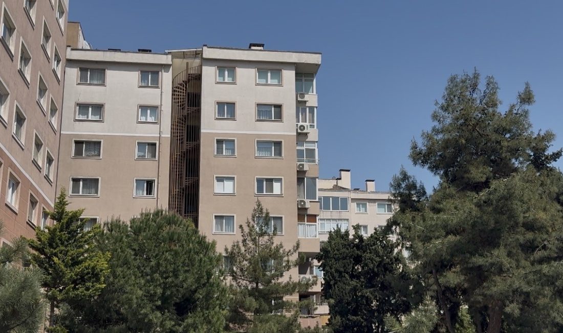 İstanbul Bahçelievler’de boşanma aşamasındaki eşiyle tartışan şahıs, öfkeden gözü dönerek
