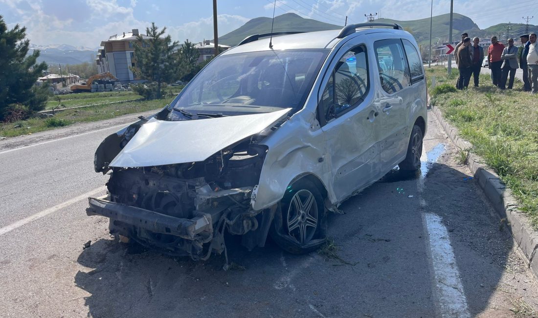Van'ın Gevaş ilçesinde seyir halindeyken lastiği patlayan kapalı kasa kamyonet,