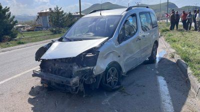 Van'ın Gevaş ilçesinde seyir halindeyken lastiği patlayan kapalı kasa kamyonet,