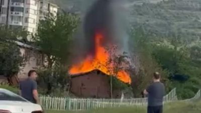 Kocaeli'nin Derince ilçesinde sabah saatlerinde yükselen dumanlar panik yarattı. Yenikent