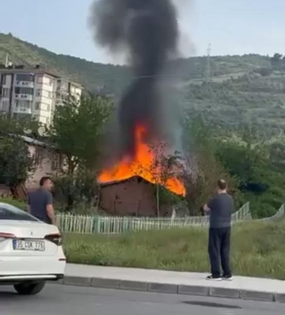 Kocaeli'nin Derince ilçesinde sabah saatlerinde yükselen dumanlar panik yarattı. Yenikent
