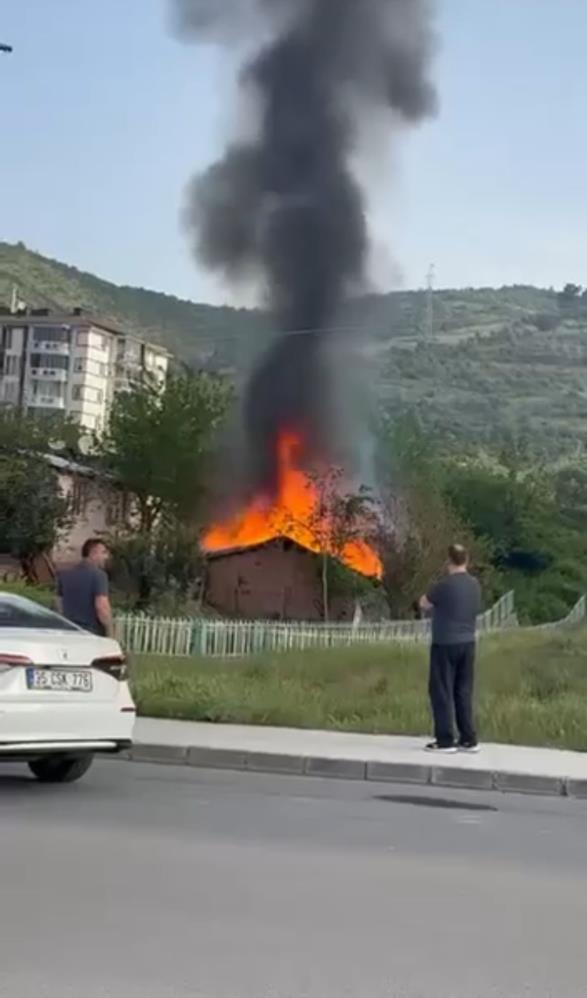 Kocaeli'nin Derince ilçesinde sabah saatlerinde yükselen dumanlar panik yarattı. Yenikent