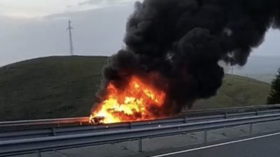 Elazığ-Sivrice yolunda seyir halindeyken yanmaya başlayan otomobil küle döndü; sürücü