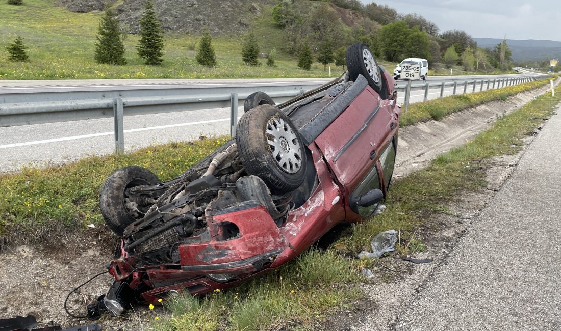 Çorum-Sungurlu karayolunda kontrolden çıkan otomobilin orta refüje çıkarak takla atması