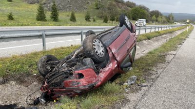 Çorum-Sungurlu karayolunda kontrolden çıkan otomobilin orta refüje çıkarak takla atması