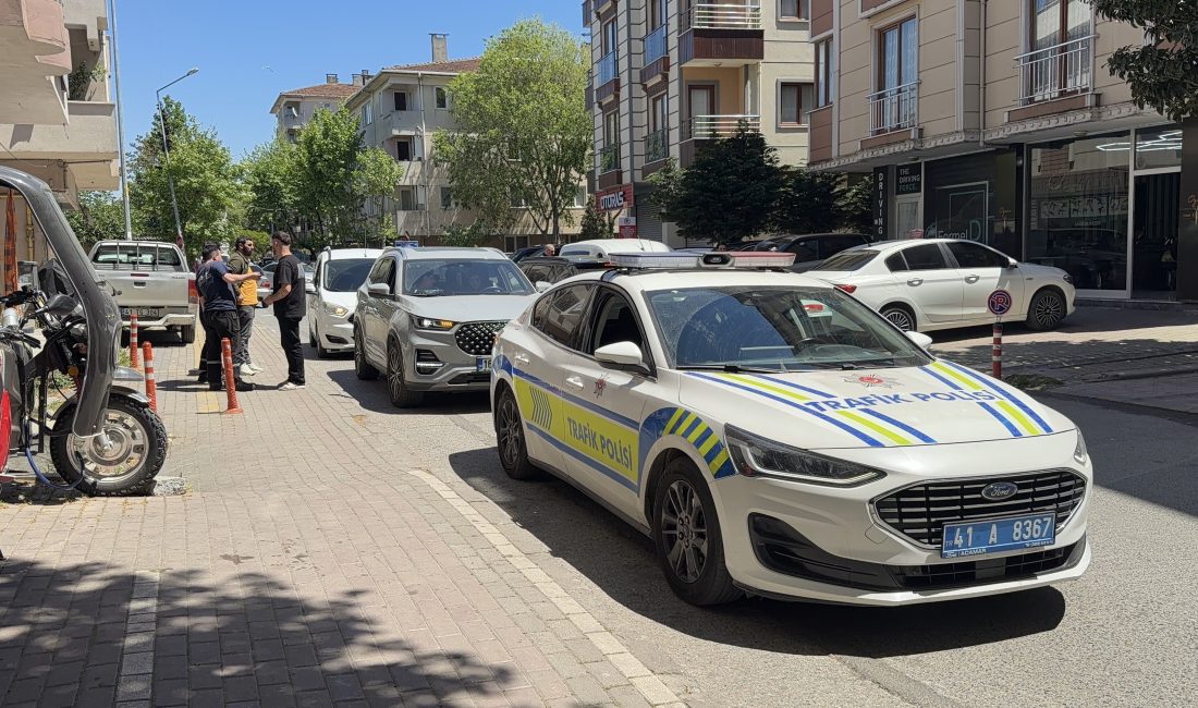 Kocaeli'nin Gebze ilçesinde park halindeki su tankerine çarpan scooter sürücüsü
