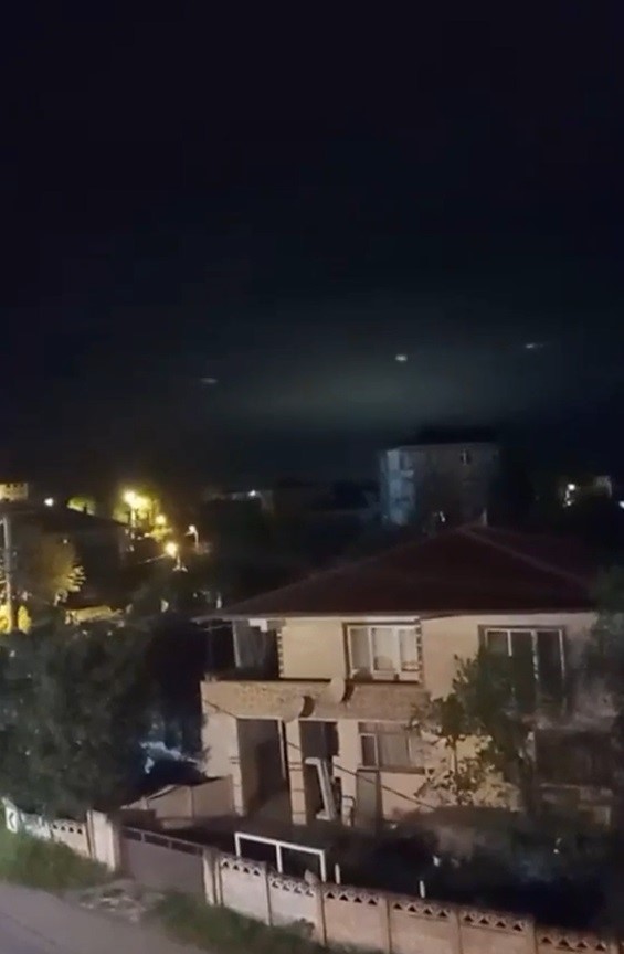 Sakarya'nın Kocaali ilçesinde gece saatlerinde gökyüzünde beliren ışıklar merak uyandırdı.