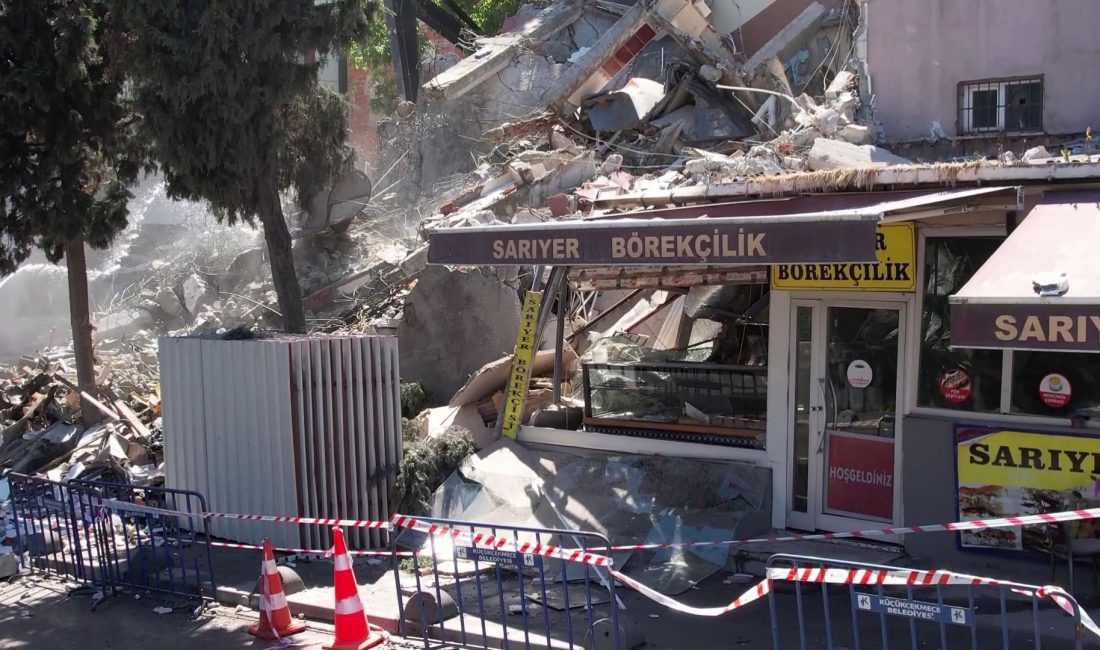 İstanbul Küçükçekmece’de kentsel dönüşüm çalışmaları kapsamında iş makinesi ile yıkımı