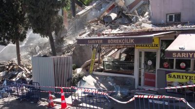 İstanbul Küçükçekmece’de kentsel dönüşüm çalışmaları kapsamında iş makinesi ile yıkımı