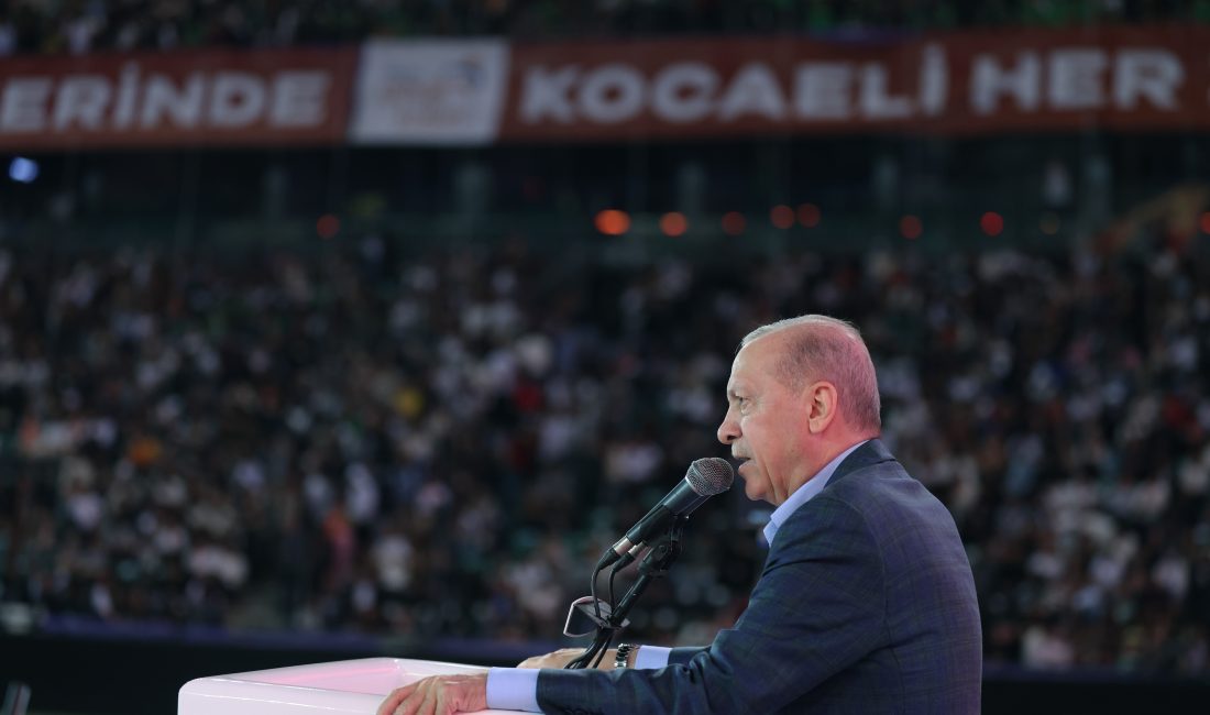Kocaeli Stadyumu'nda düzenlenen "Bir Gençlik Şöleni"nde on binlerce gence hitap