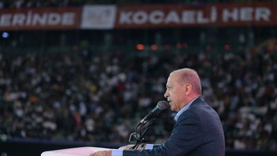 Kocaeli Stadyumu'nda düzenlenen "Bir Gençlik Şöleni"nde on binlerce gence hitap