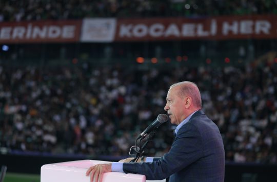 Kocaeli Stadyumu'nda düzenlenen "Bir Gençlik Şöleni"nde on binlerce gence hitap