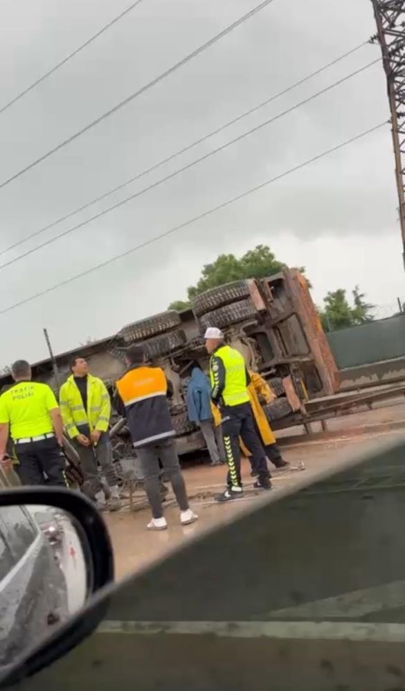 Kocaeli’nin Başiskele ilçesinde sabah saatlerinde meydana gelen kazada, aniden yola