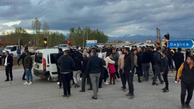 Hakkari'nin Yüksekova ilçesinde akşam saatlerinde meydana gelen feci zincirleme trafik