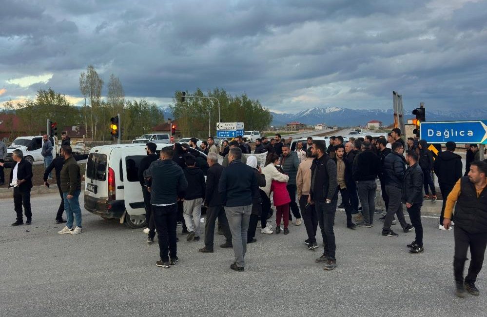 Hakkari'nin Yüksekova ilçesinde akşam saatlerinde meydana gelen feci zincirleme trafik