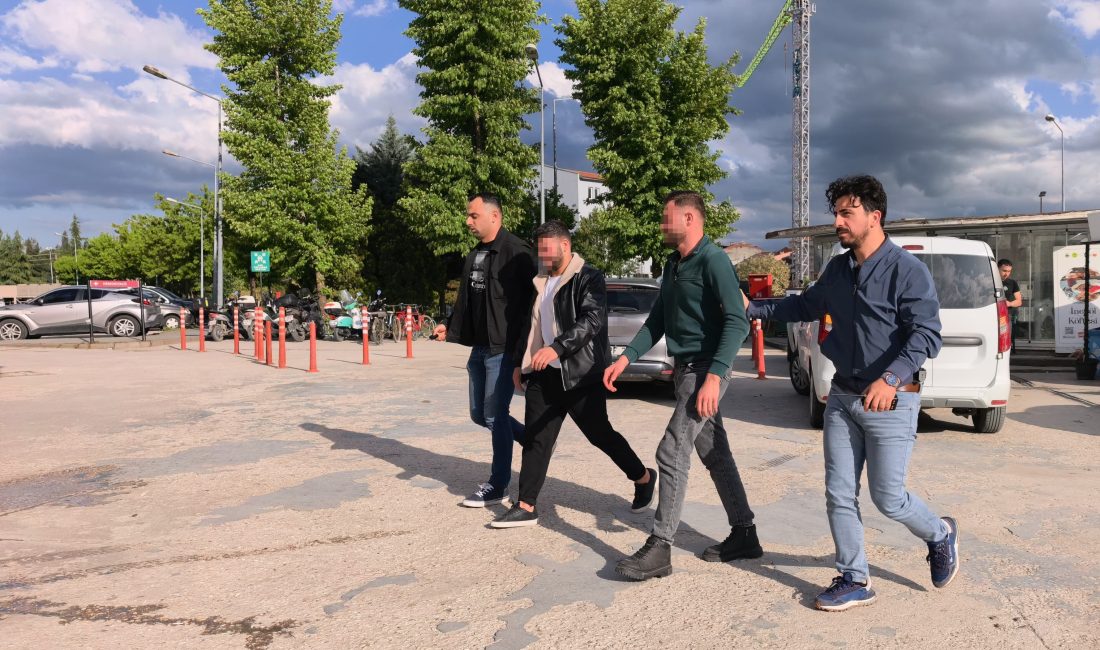 Bursa’nın İnegöl ilçesinde çıkan bıçaklı kavgada bir kişiyi ensesinden bıçaklayan