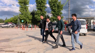 Bursa’nın İnegöl ilçesinde çıkan bıçaklı kavgada bir kişiyi ensesinden bıçaklayan