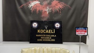 Kocaeli'nin İzmit ilçesinde durdurulan yolcu otobüsündeki aramada, vücutlarına sarılı vaziyette