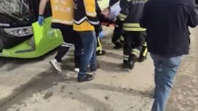 Kocaeli'nin İzmit ilçesinde, toplu taşıma aracı ile bir binek aracın