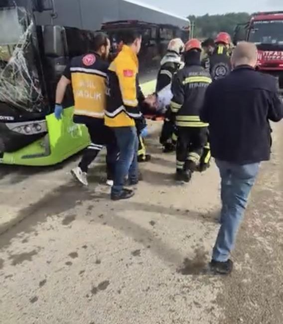 Kocaeli'nin İzmit ilçesinde, toplu taşıma aracı ile bir binek aracın