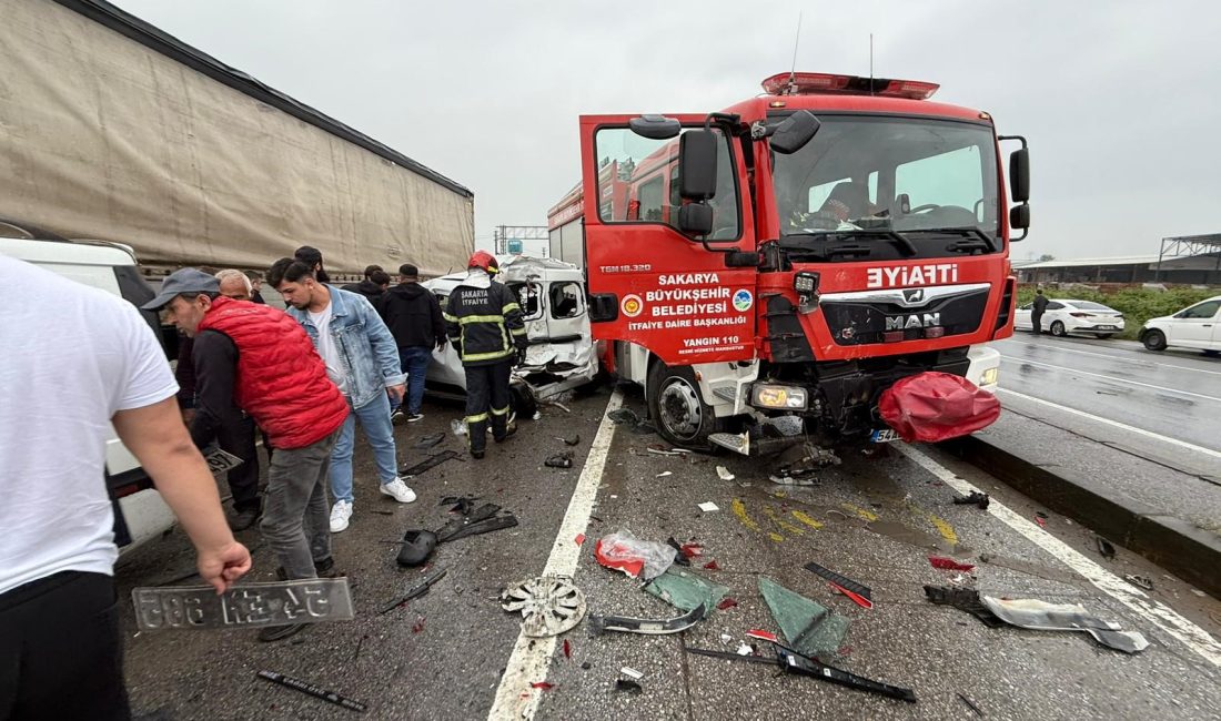 Sakarya'nın Akyazı ilçesi D-100 kara yolunda yangın ihbarına giden itfaiye
