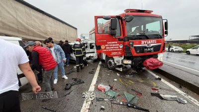 Sakarya'nın Akyazı ilçesi D-100 kara yolunda yangın ihbarına giden itfaiye