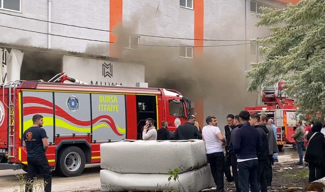 Bursa'nın İnegöl ilçesinde bir koltuk fabrikasında çıkan yangında 2 kişi