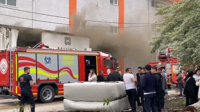Bursa'nın İnegöl ilçesinde bir koltuk fabrikasında çıkan yangında 2 kişi