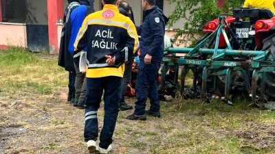 Malatya'nın Kale ilçesinde eski mahalle muhtarı, bahçede traktörün altında ölü