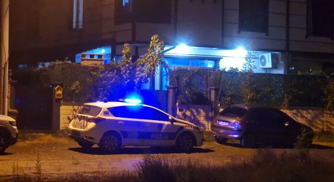 Sakarya’nın Kocaali ilçesinde çocuklarının gözü önünde tartıştığı eşini boğazını keserek
