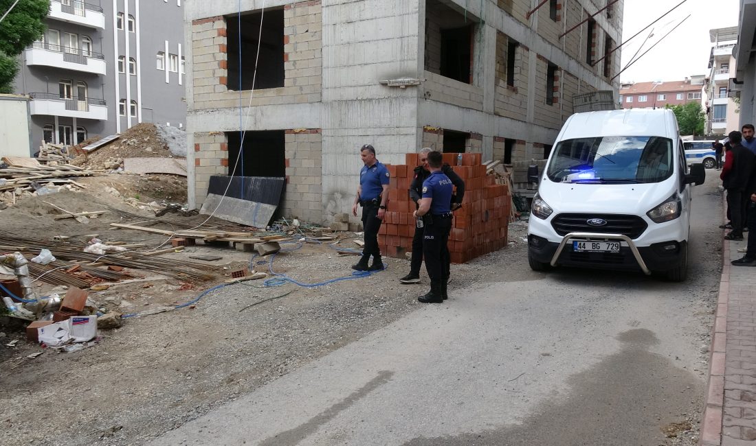 Malatya'nın Battalgazi ilçesinde bir inşaatta hilti ile çalışma yaptığı esnada
