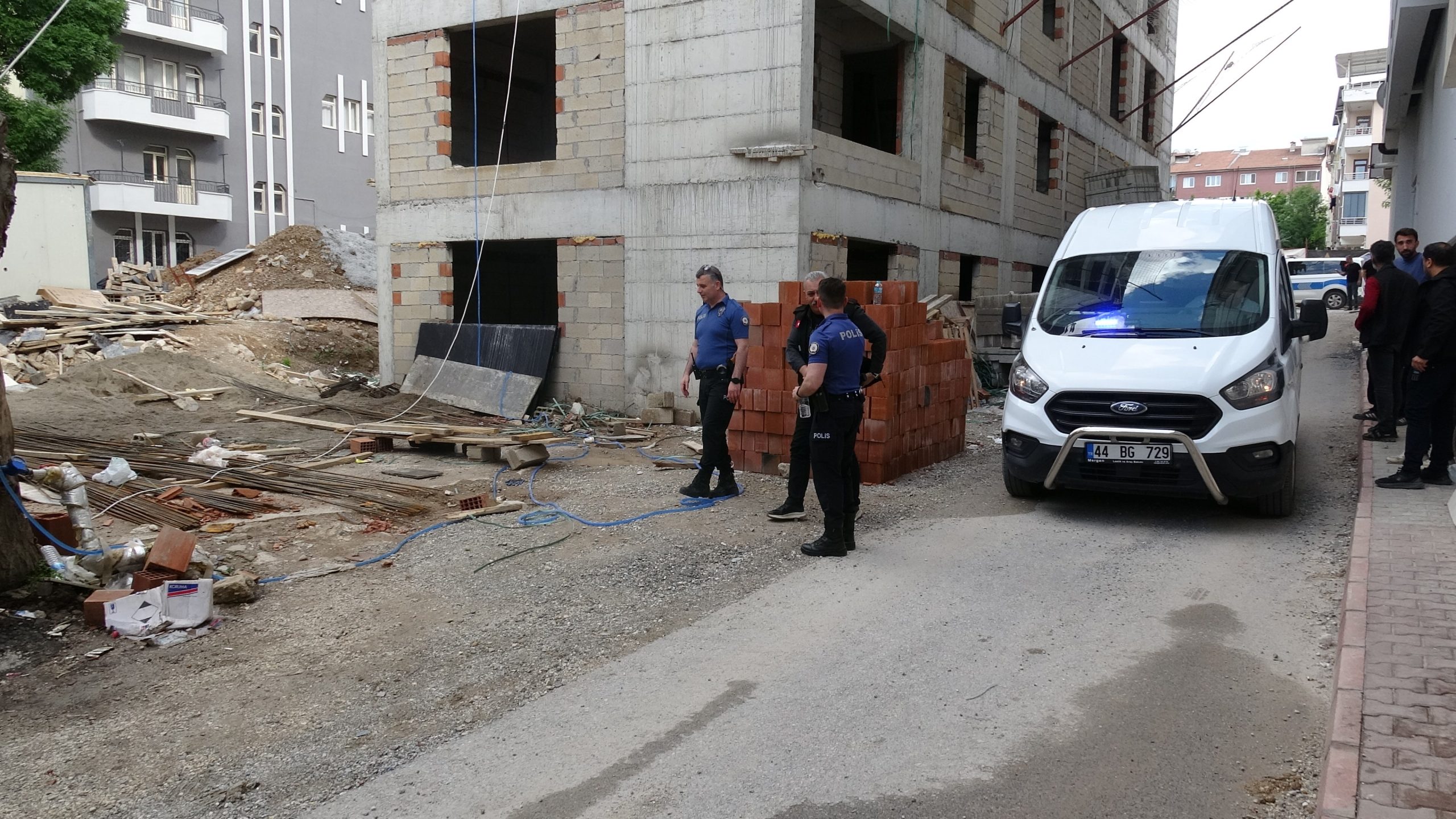 Malatya'nın Battalgazi ilçesinde bir inşaatta hilti ile çalışma yaptığı esnada