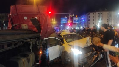 Karadeniz Sahil Yolu Giresun Limanı mevkiinde gece saatlerinde tır ile