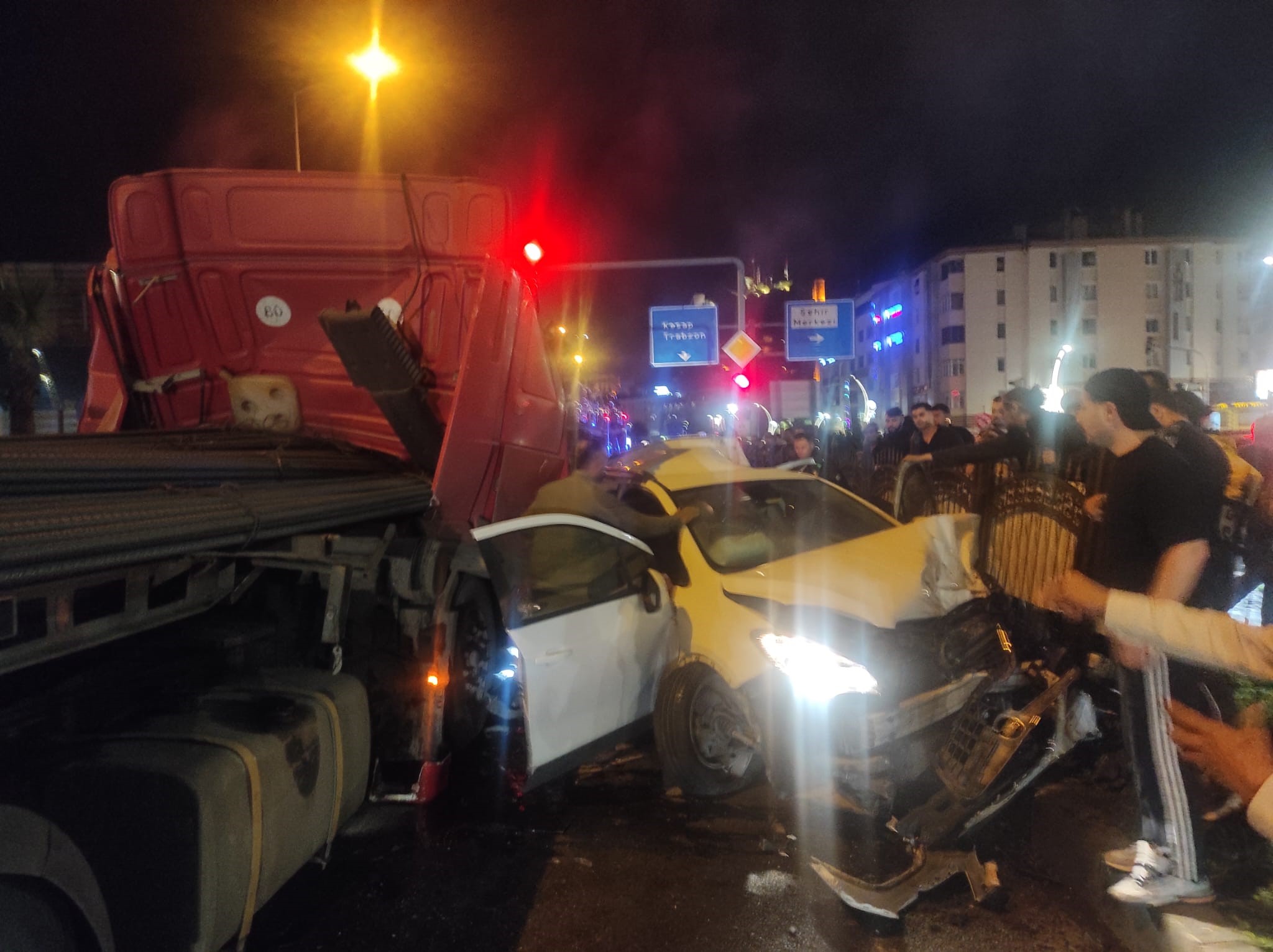 Karadeniz Sahil Yolu Giresun Limanı mevkiinde gece saatlerinde tır ile