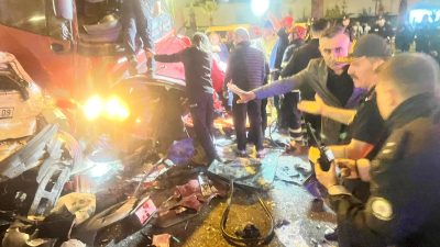 Giresun’da Karadeniz Sahil Yolu’nun liman mevkiinde tır ile iki otomobilin