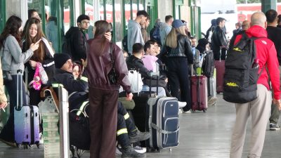 Kocaeli'de 9 günlük bayram tatili dolayısıyla otogarda yoğunluk yaşanıyor. Memleketlerine