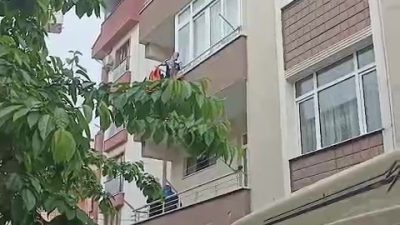 Kocaeli'nin Gebze ilçesinde 5 katlı binanın teras katında çıkan yangın,