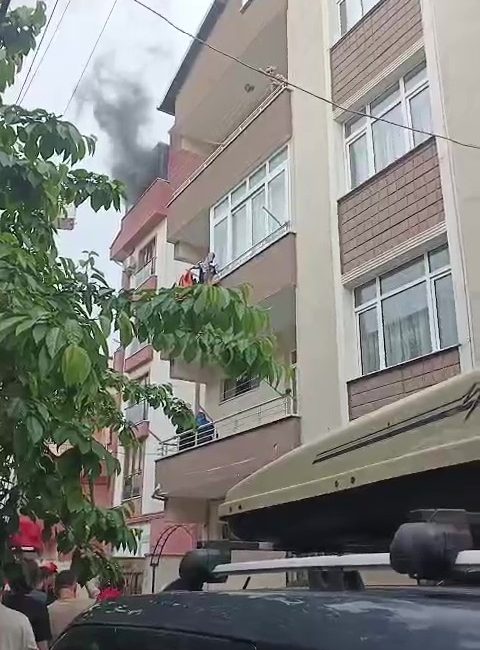 Kocaeli'nin Gebze ilçesinde 5 katlı binanın teras katında çıkan yangın,