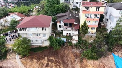 Kocaeli'nin İzmit ilçesinde temel kazısı sırasında toprak kaymasına yol açarak