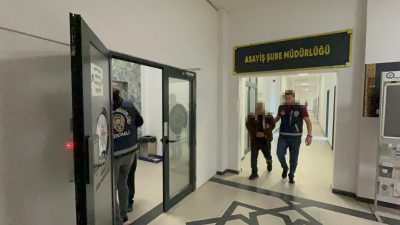 Kocaeli'nin Çayırova ve Derince ilçelerinde evlerden ziynet eşyası çaldığı belirlenen