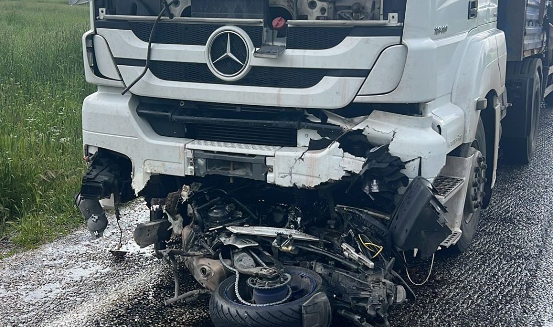 Afyonkarahisar'ın Dinar ilçesinde kontrolden çıkan motosikletin karşı yönden gelen tırın