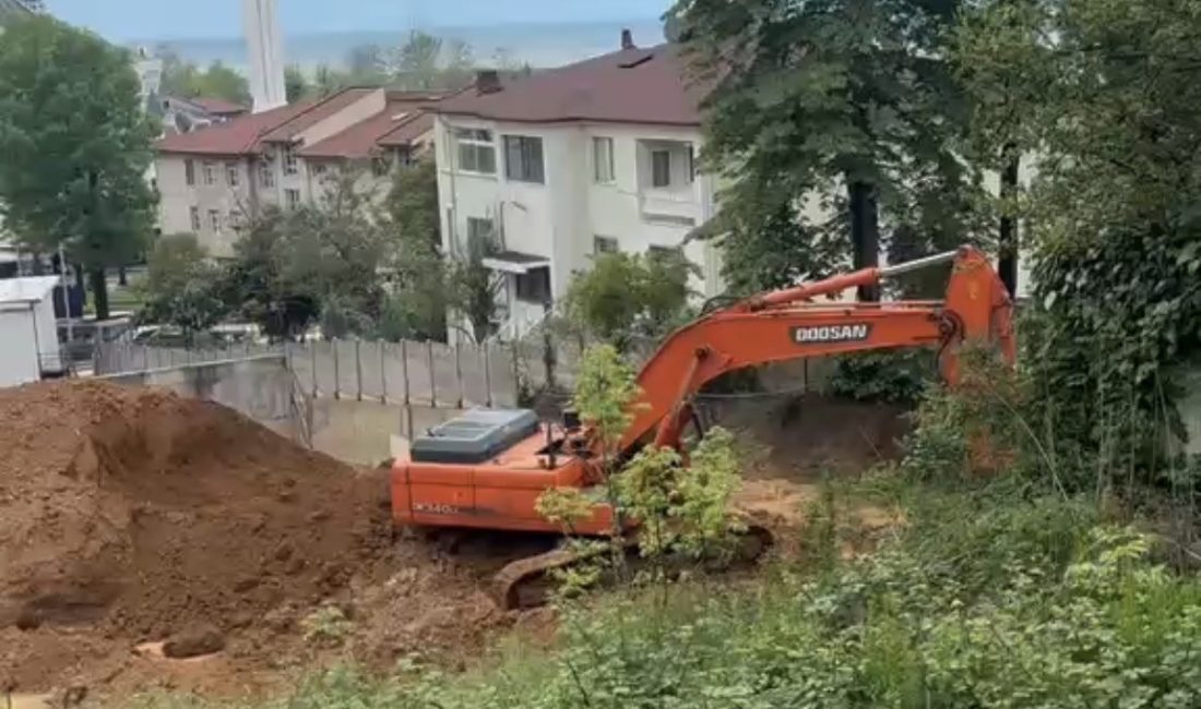 Düzce'nin Akçakoca ilçesinde inşaat alanında meydana gelen toprak kayması nedeniyle