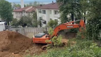Düzce'nin Akçakoca ilçesinde inşaat alanında meydana gelen toprak kayması nedeniyle