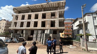 Aksaray'da 4 katlı bir inşaatın son katında çalıştığı esnada dengesini