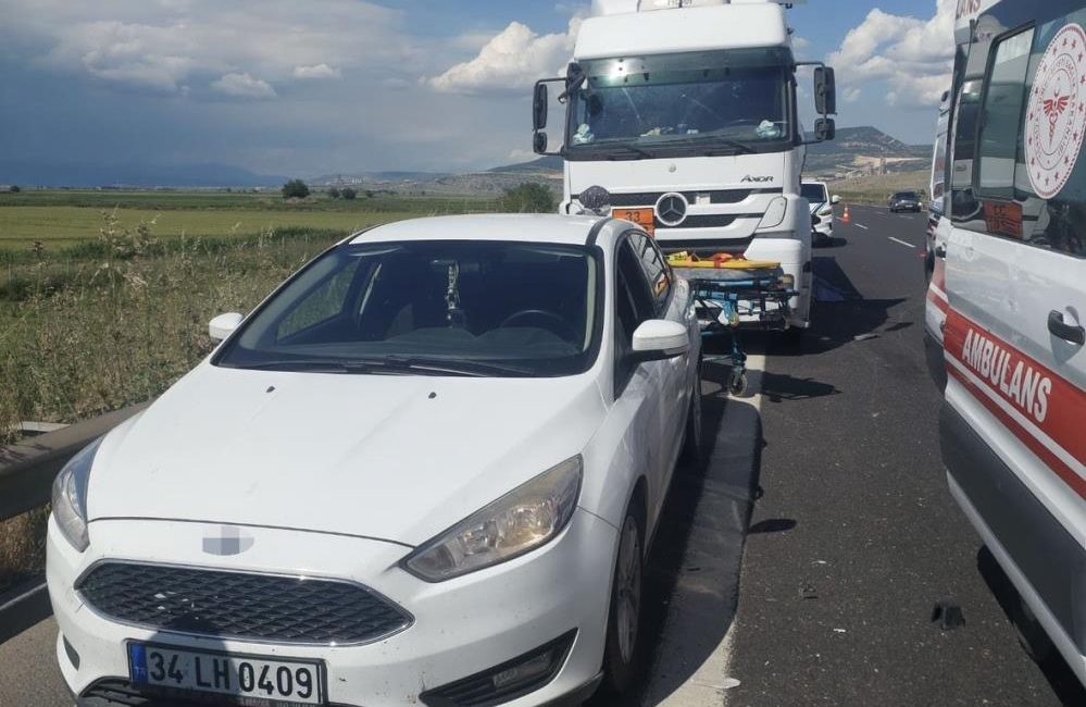 Tarsus-Adana-Gaziantep (TAG) Otoyolu’nda, arızalanan ve lastiklerinden dumanlar yükselen bir tıra