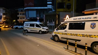 İstanbul Şişli’de gece yarısı bir iş yerinin önünde kimliği belirsiz