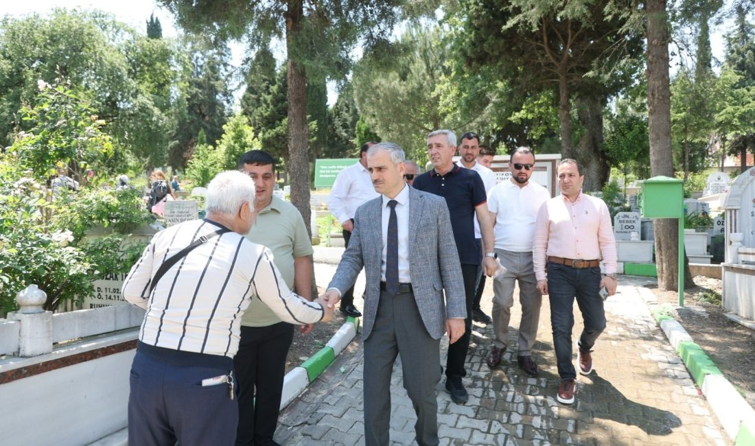 Çayırova Belediye Başkanı Bünyamin Çiftçi, Kurban Bayramı arifesinde yakınlarının kabirlerini